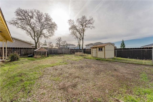 view of yard featuring a storage unit