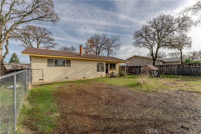 back of house featuring a lawn