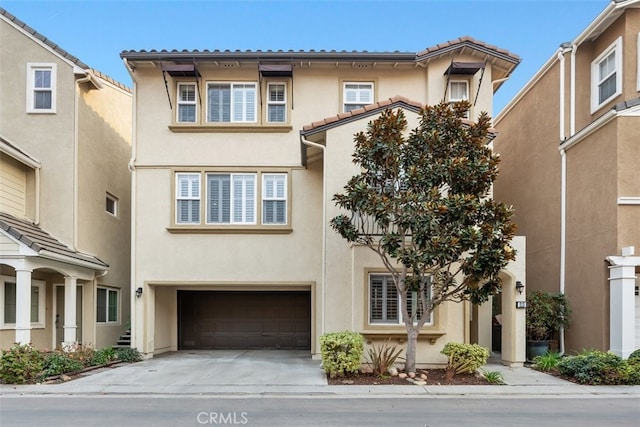 view of front facade featuring a garage