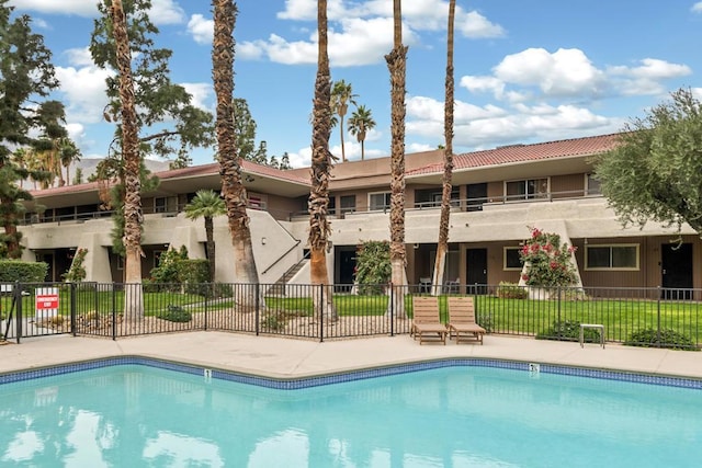 view of pool featuring a yard