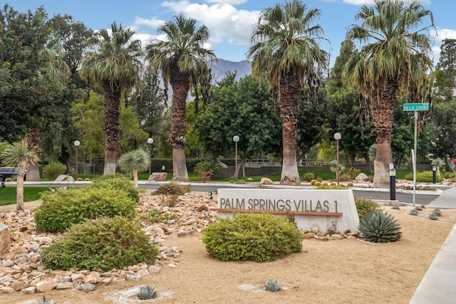 community / neighborhood sign featuring a mountain view