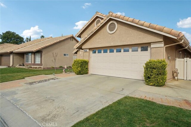 view of front facade with a garage and a front lawn