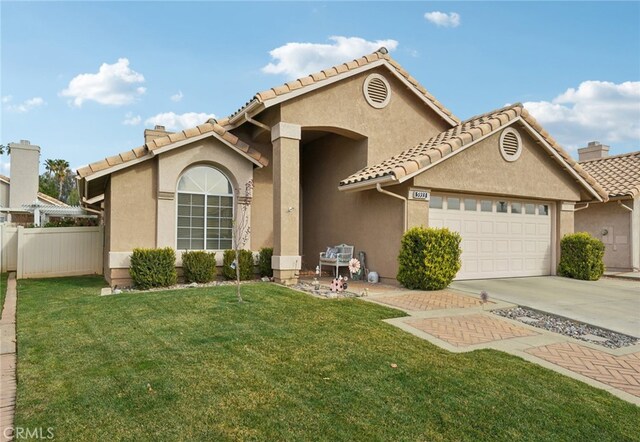 view of front of property featuring a front yard and a garage