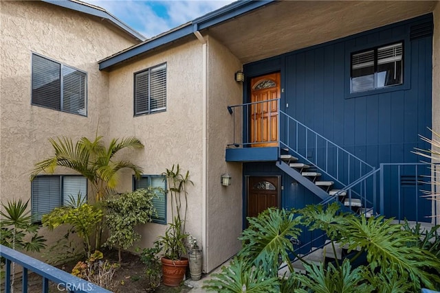 property entrance with stucco siding