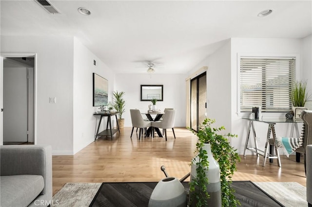 living room with baseboards, visible vents, a ceiling fan, wood finished floors, and recessed lighting