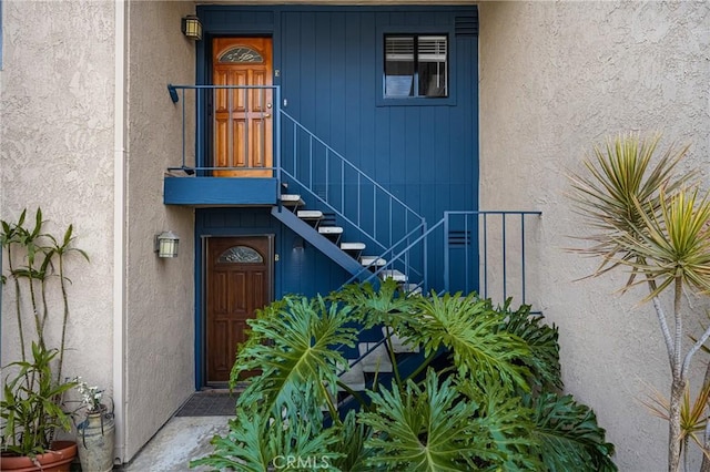 property entrance with stucco siding