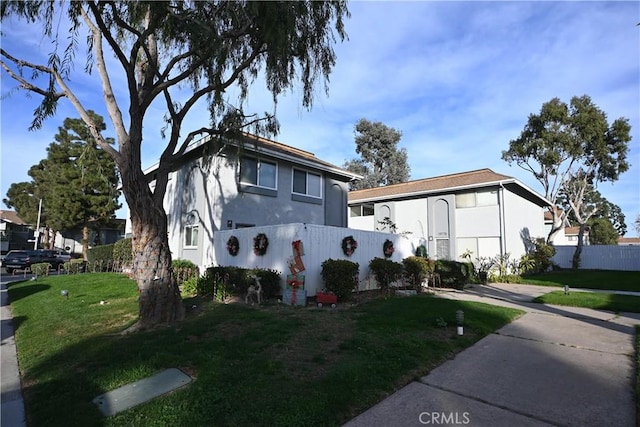 view of front facade with a front lawn