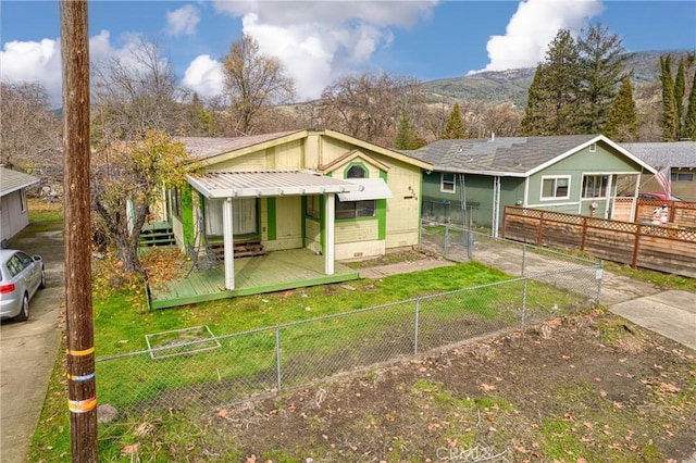 view of front of property featuring a mountain view