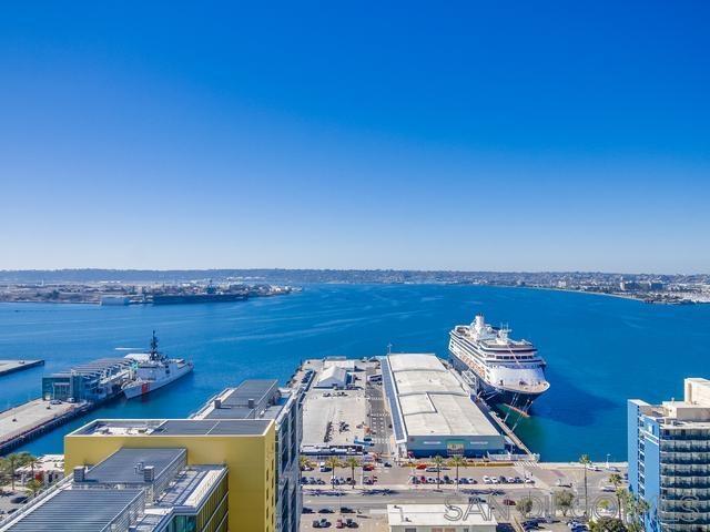 bird's eye view featuring a water view