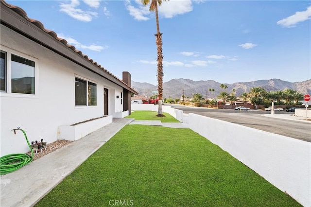 view of yard with a mountain view