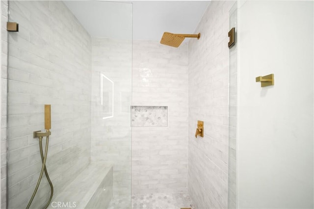 bathroom featuring a tile shower