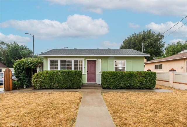 view of front of property featuring a front lawn