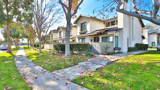 view of front of property featuring a front yard