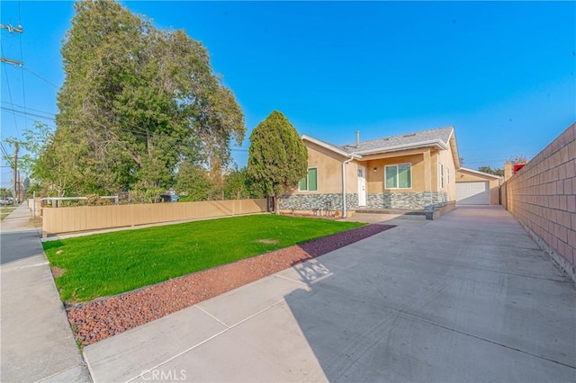 view of front of home featuring a garage and a front yard