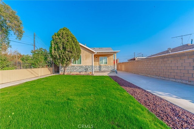 view of front of house with a front lawn