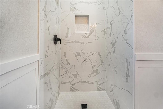 bathroom featuring tiled shower