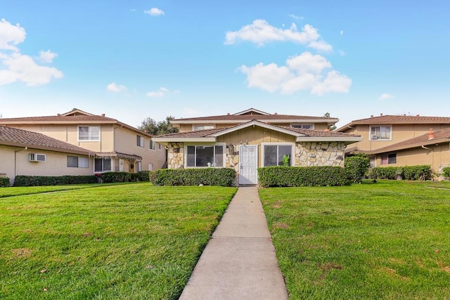 view of front of property featuring a front lawn