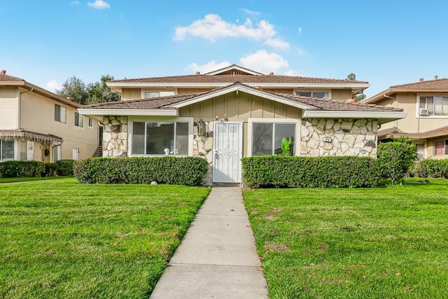 view of front of property with a front yard