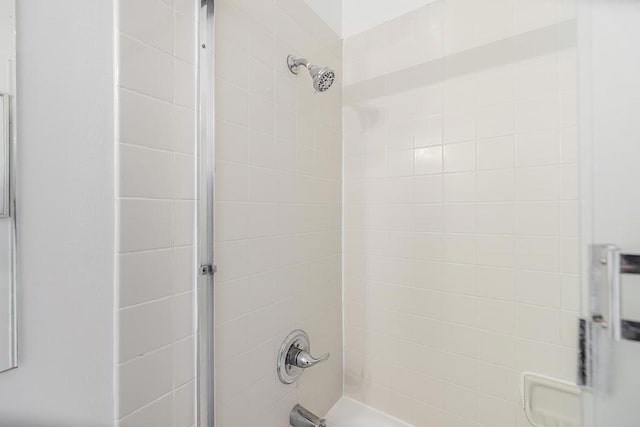 bathroom featuring tiled shower / bath