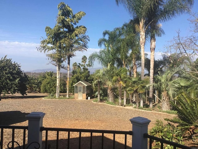 view of yard featuring an outdoor structure