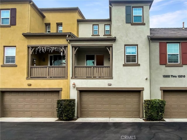 view of front of home featuring a garage and stucco siding