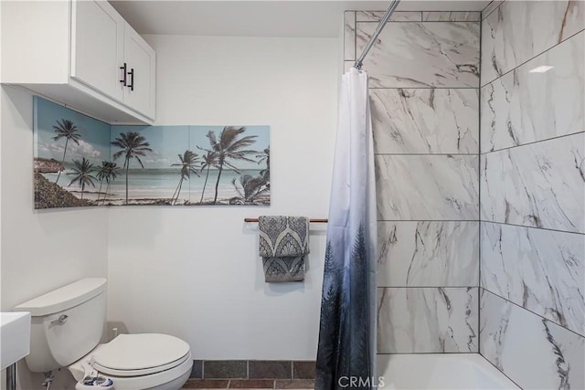 bathroom featuring toilet and shower / bath combo