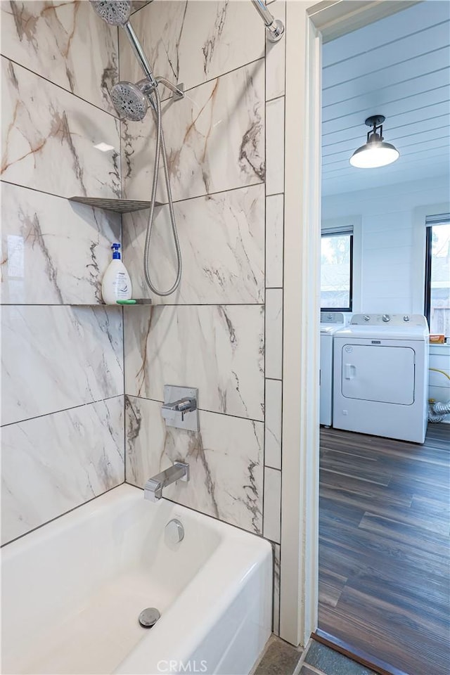 bathroom featuring tiled shower / bath