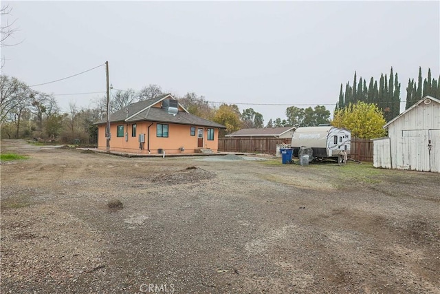 view of front of property featuring a shed