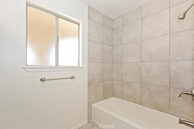 bathroom featuring tiled shower / bath