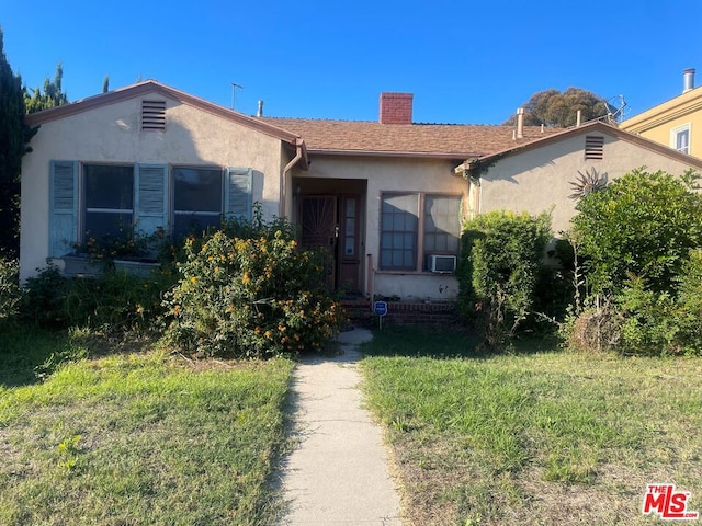 view of front of house with a front lawn