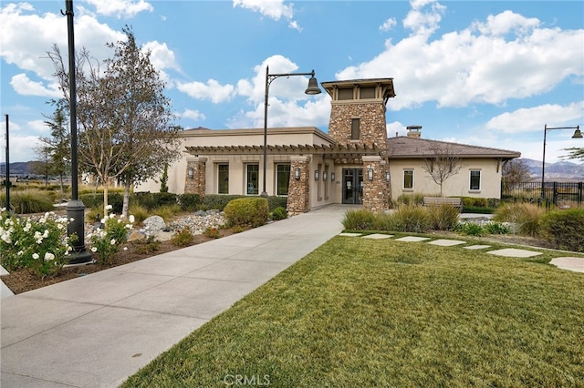 view of front of house featuring a front lawn