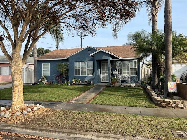 view of front of house featuring a front lawn