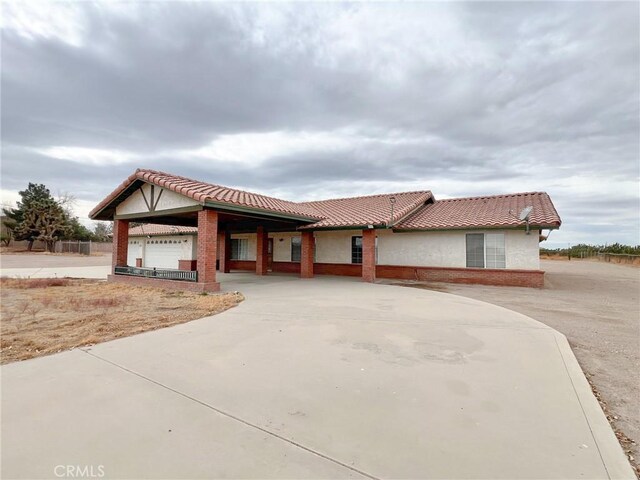 view of front of property featuring a garage