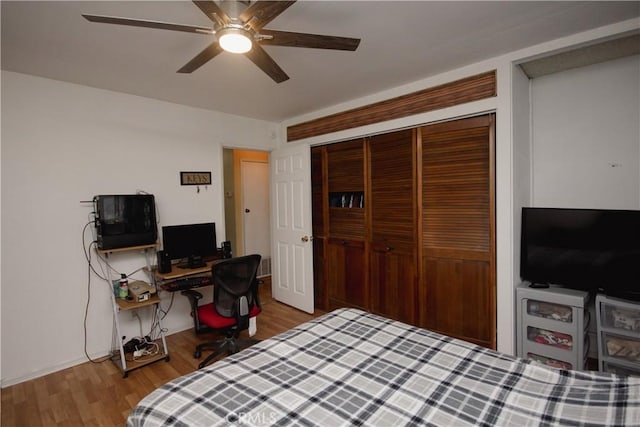 bedroom with light wood-type flooring, a closet, and ceiling fan