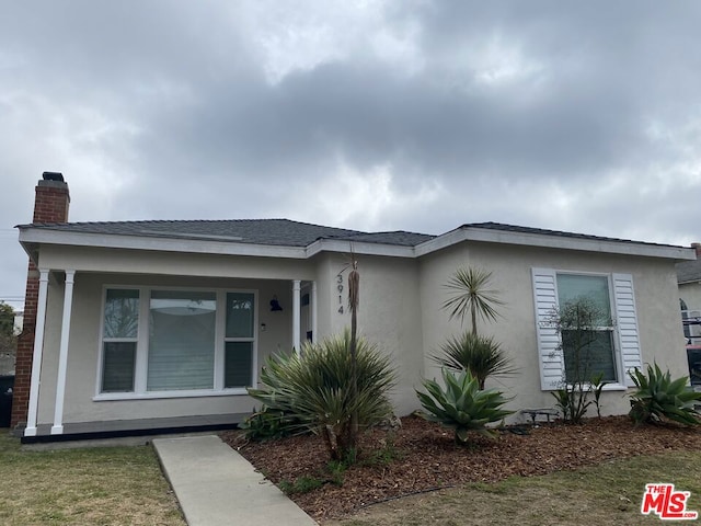 view of front facade featuring a front lawn