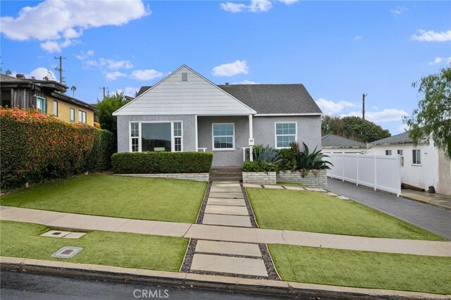 bungalow featuring a front yard