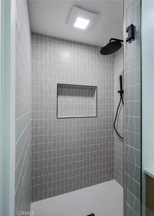 bathroom featuring a tile shower