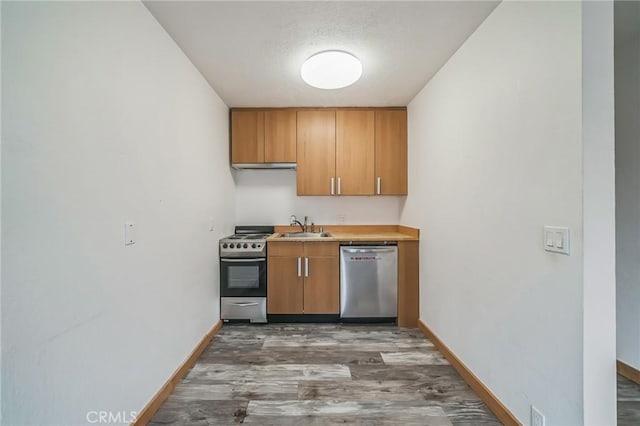 kitchen featuring a textured ceiling, stainless steel appliances, dark hardwood / wood-style floors, and sink