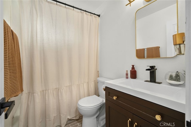 bathroom with toilet, a shower with curtain, and vanity