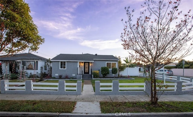 view of front of home featuring a lawn