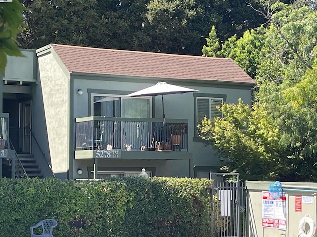 view of front of house with a balcony