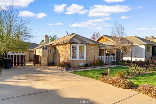 view of front of property featuring a front lawn and a porch