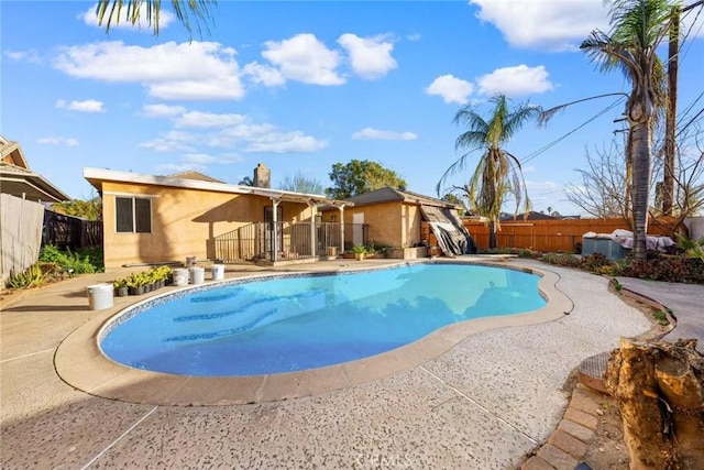 view of swimming pool