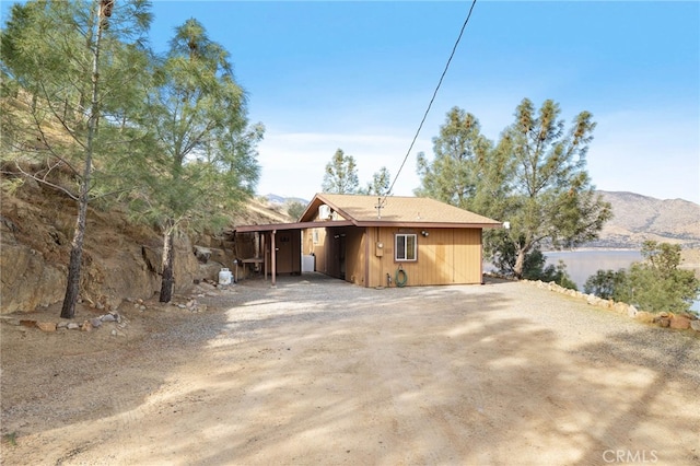 view of front of property featuring driveway and a mountain view