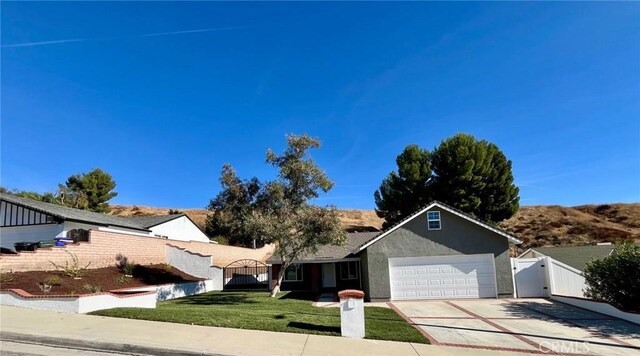 view of front of home featuring a front yard and a garage