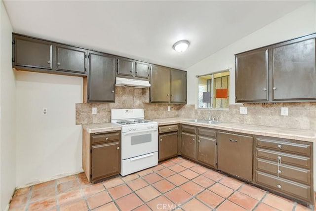 kitchen featuring sink, gas range gas stove, lofted ceiling, and tasteful backsplash