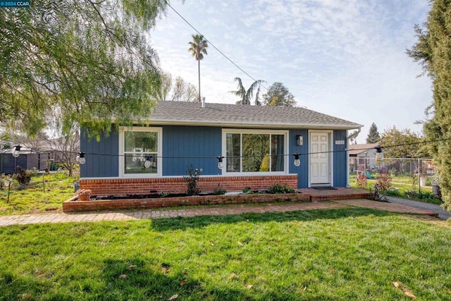 view of front of home featuring a front yard