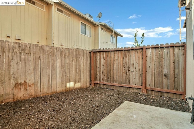 view of yard featuring a patio