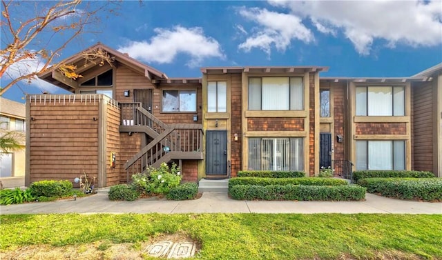 view of front of property with a front lawn