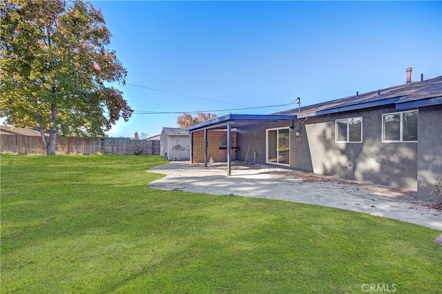 view of yard featuring a patio area